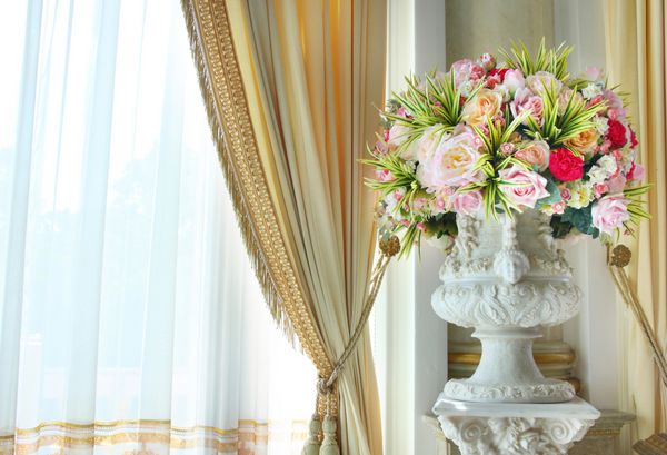 داخلی اتاق نشیمن با گلدان کلاسیک