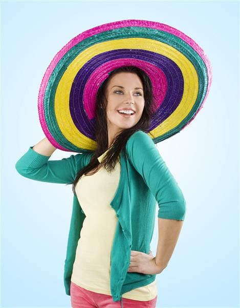 زن جوان و زیبا با لباس رنگی و کلاه بزرگ رنگی