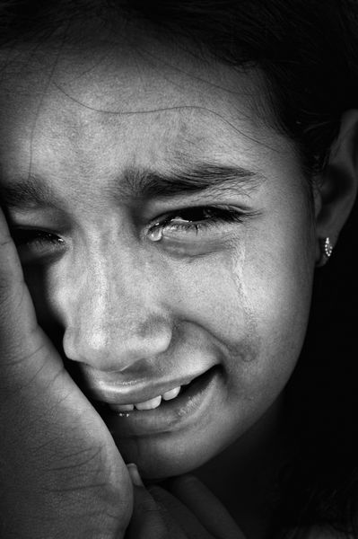 دختر گریان اشک روی گونه ها کلید کم نور دانه اضافه شده سیاه و سفید
