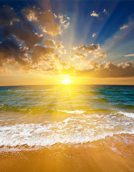 غروب چشمگیر خورشید در ساحل دریا