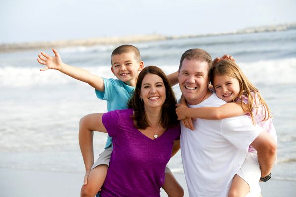 خانواده دوست داشتنی شاد در ساحل