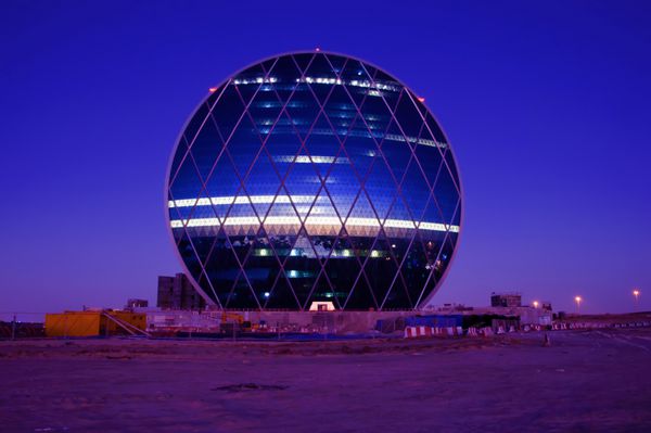 ابوظبی امارات متحده عربی - 29 ژانویه ساختمان منحصر به فرد hq محل اقامت اداری است که در 29 ژانویه 2010 در ابوظبی گرفته شده است در کنفرانس تبادل ساختمان به عنوان بهترین طراحی آینده نگر در سال 2008 انتخاب شد