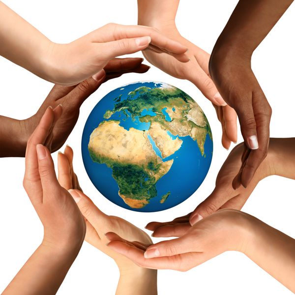 نماد مفهومی دست های چند نژادی انسان که کره زمین را احاطه کرده است وحدت جهانی مفهوم انسانیت جدا شده در زمینه سفید
