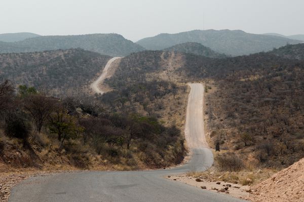 جاده شنی بین opuwo و sesfontein در joubert-pass نامیبیا