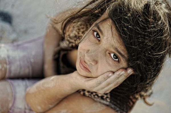 فقر و فقر بر فرزندان f دختر کوچولوی غمگین پناهنده نتایج جنگ