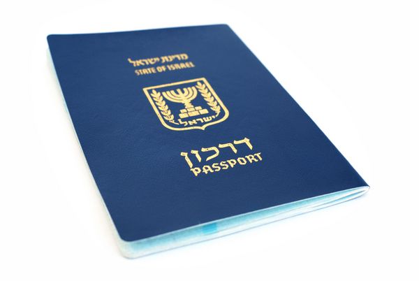 پاسپورت سیتیزن جدا شده در پس زمینه سفید