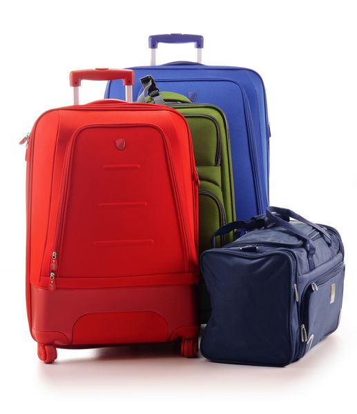 سه چمدان بزرگ و کیف مسافرتی جدا شده روی سفید
