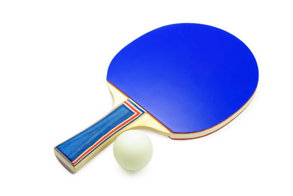 راکت و توپ تنیس روی میز جدا شده بر روی پس زمینه سفید