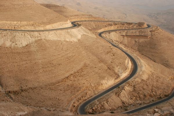 شاهراه پرپیچ و خم شاه در اردن هنگام غروب