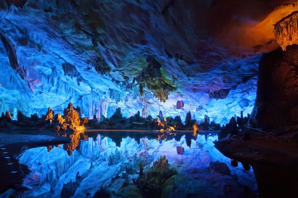 غارهای نی فلوت که به زیبایی نورانی شده اند رفیق کریستالی تشکیلات پادشاه اژدها هستند واقع در گویلین استان گوانگشی چین