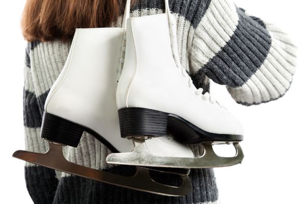 زنانی که اسکیت ورزشی روی یخ پیست فعالیت زمستانی را در دست دارند