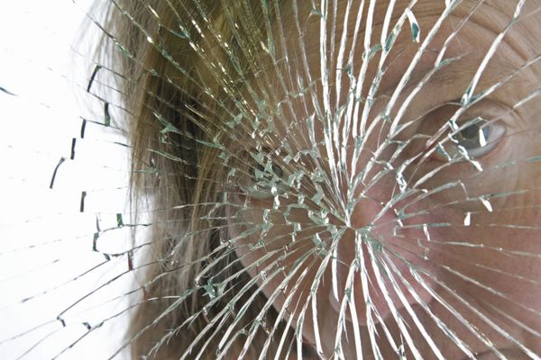 تصادف - زن و شیشه شکسته