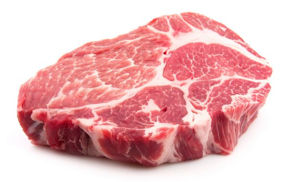 گوشت خام روی زمینه سفید