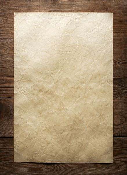 کاغذ قدیمی روی بافت چوب قهوه ای با الگوهای طبیعی