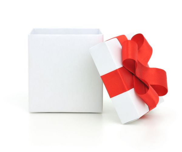 جعبه خالی هدیه و پاپیون قرمز را باز کنید جدا شده