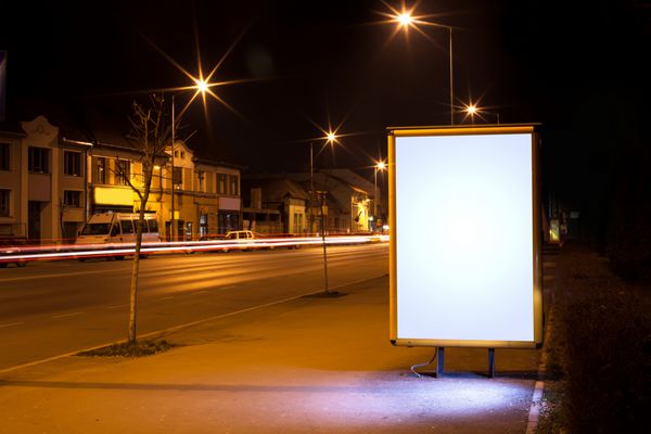 تبلیغات نمایشگر سفید با ترافیک در شب 3