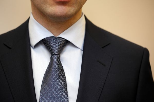 پرتره نزدیک تاجر با پیراهن یقه سفید و کت و شلوار با کراوات