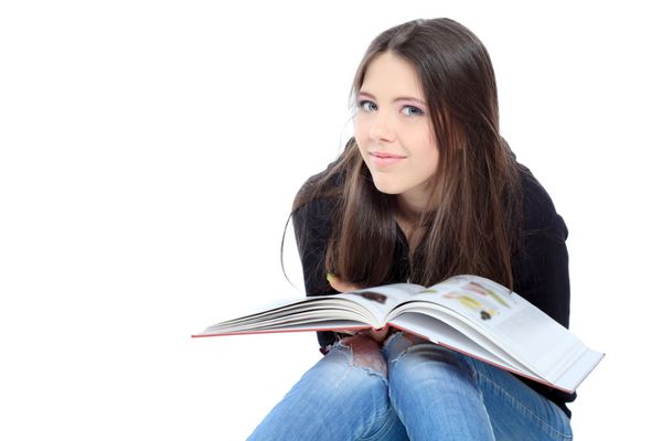 پرتره یک دختر نوجوان در حال خواندن کتاب با زمینه سفید مجزا شده است