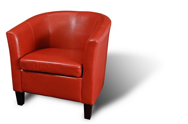 صندلی راحتی چرمی قرمز روشن ایزوله شده روی سفید با یک سایه