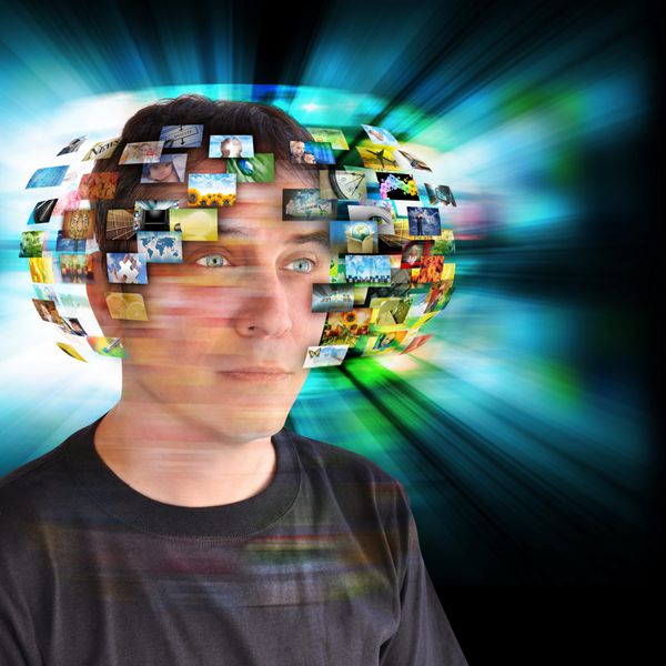 یک مرد تکنولوژیکی تصاویری با درخشش انتزاعی در اطراف سر خود دارد از آن برای یک مفهوم ارتباطی یا تلویزیونی استفاده کنید