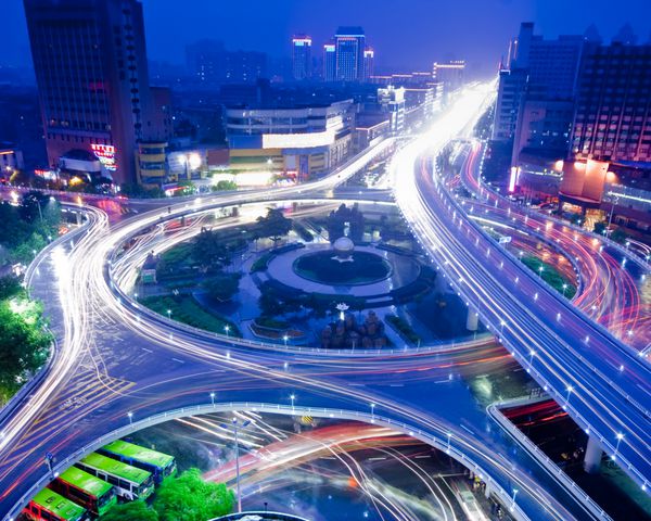 نمای شب از پل و شهر در شانگهای چین