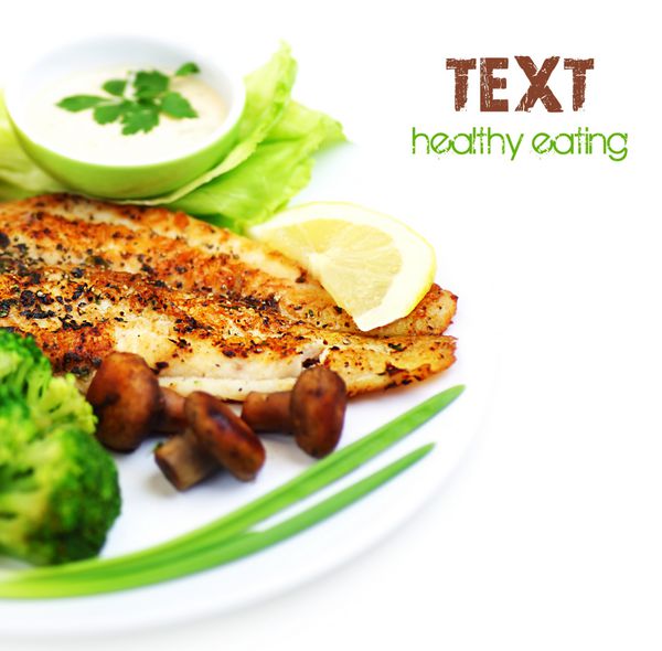فیله ماهی سالم و خوشمزه با سبزیجات بخارپز جدا شده در زمینه سفید حاشیه با متن sp