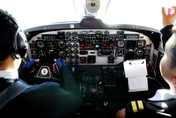 دو خلبان در حین پرواز کوهستانی در گودال هواپیما