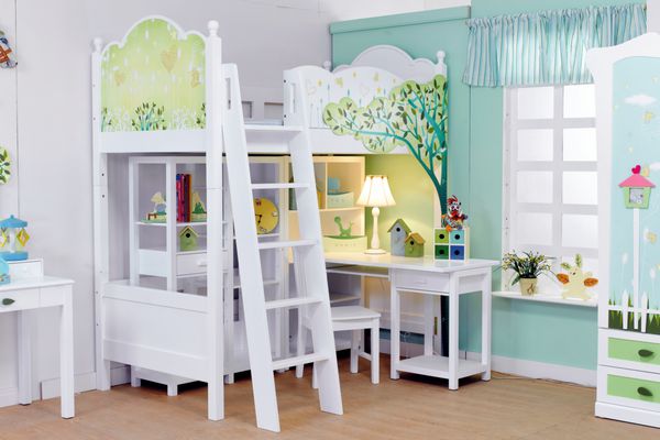 اتاق کودک با تخت سفید و پنجره رنگ روشن