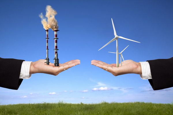 مفهوم آلودگی و انرژی پاک تاجری که آسیاب های بادی و پالایشگاه را با آلودگی هوا در دست دارد