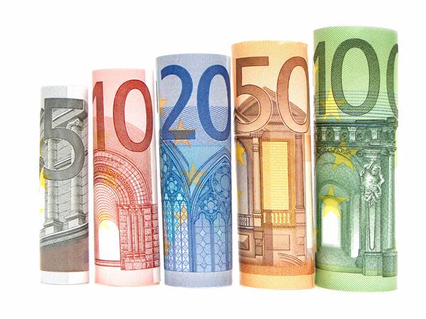 افزایش ارزش اسکناس های یورو در پس زمینه سفید