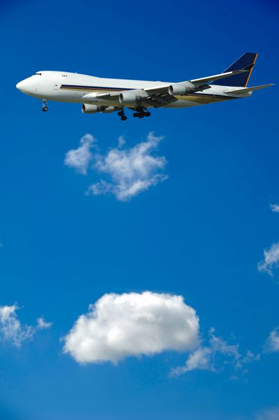 یک هواپیمای جامبو بزرگ و ابرهای کرکی