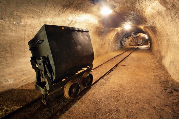 قطار زیرزمینی در معدن گاری در معدن طلا نقره و مس