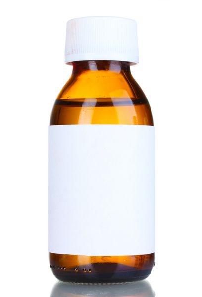 داروی مایع در بطری شیشه ای جدا شده روی سفید