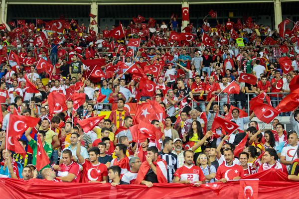 وین اتریش - 6 سپتامبر طرفداران ترک در جریان بازی فوتبال یورو 2012 در 6 سپتامبر 2011 در وین اتریش بازی مساوی است