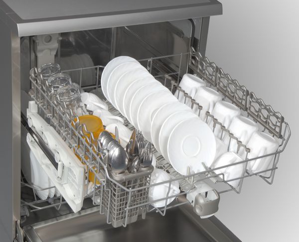 ماشین ظرفشویی با بشقاب سفید و کارد و چنگال استیل