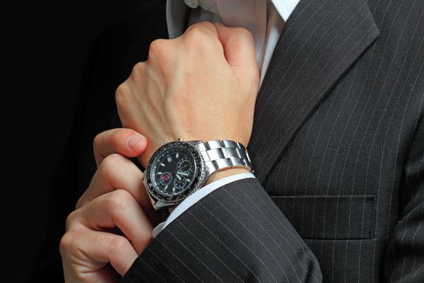 دست مردانه با ساعت