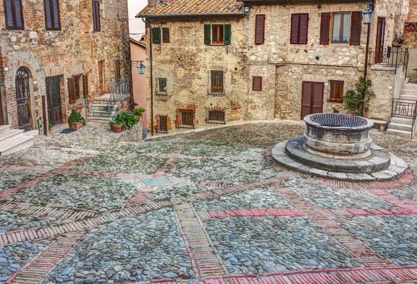 میدان باستانی با چاه آب در شهر قدیمی ایتالیا castiglione dorcia توسکانی ایتالیا