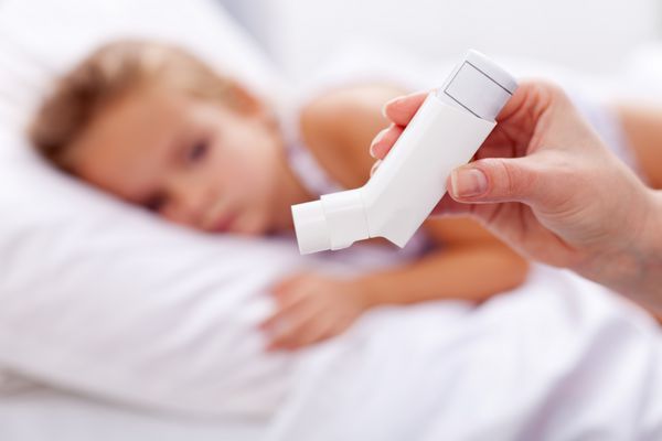 بچه بیمار با دستگاه تنفسی در پیش زمینه - آسم یا سایر بیماری های تنفسی
