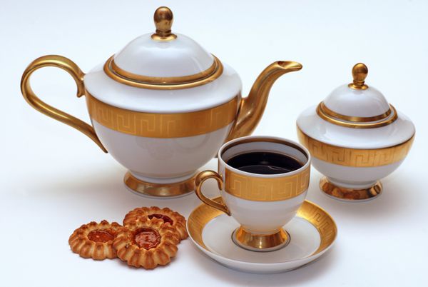 سرویس چای سفید و طلایی زیبا با کلوچه
