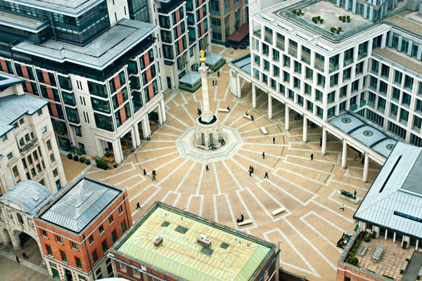 میدان پدرنوستر لندن این یک توسعه شهری در کنار کلیسای جامع سنت پل در شهر لندن انگلستان است