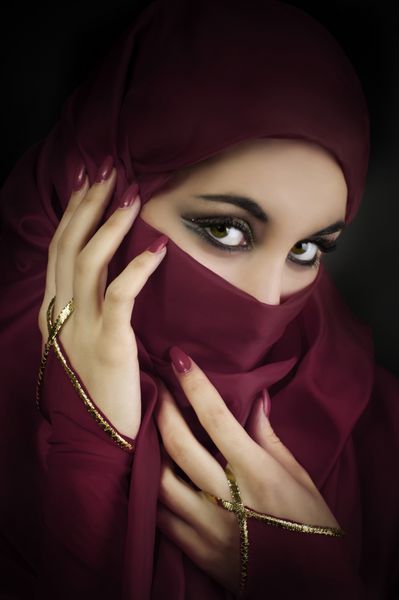 پرتره یک زن جوان مسلمان و زیبا