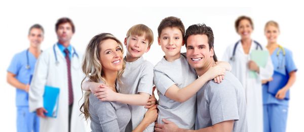 پزشک و بیمار خانواده شاد جدا شده در زمینه سفید مراقبت های بهداشتی