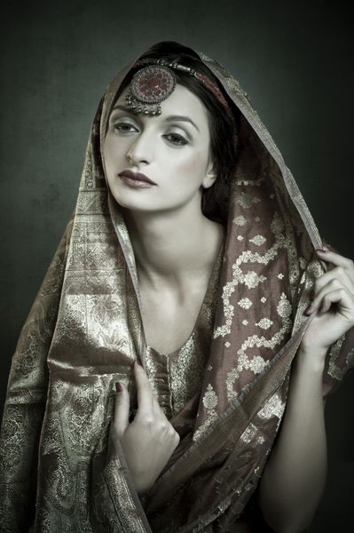 پرتره زیبا با لباس سنتی سبک هندی