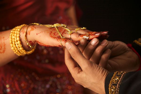 نمای نزدیک از دستان یک زوج پاکستانی در عروسی مفهوم تعهد شراکت ازدواج