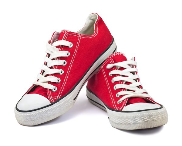 کفش های قرمز قدیمی در پس زمینه سفید