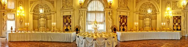 فضای داخلی سلطنتی قدیمی با پانورامای میز بزرگ