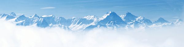 چشم انداز منظره رشته کوه برفی با آسمان آبی از قله های پیلاتوس آلپ لوسرن سوئیس