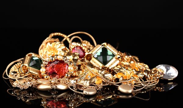 جواهرات مختلف طلا در زمینه مشکی
