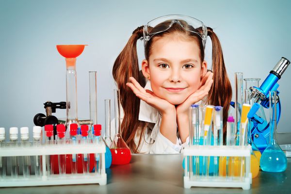 دختر کوچک در حال انجام آزمایش های علمی است تحصیلات