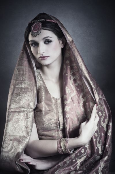 پرتره زیبای هندی با لباس سنتی